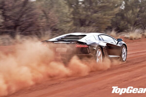 La poussière est un pilier et il est devant - ce bel homme Lamborghini