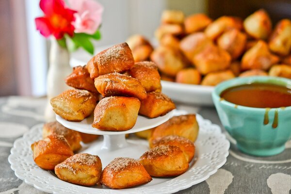 Viele gebackene Brötchen mit Soße