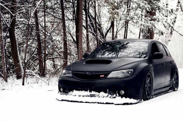 Voiture noire sur fond de neige