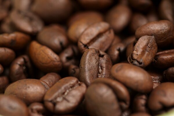 Primo piano di chicchi di caffè tostati