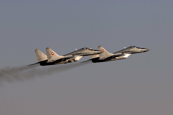 Der mig-29-Kämpfer fliegt in den Himmel