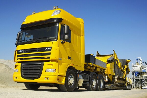 Yellow daf truck with trailer