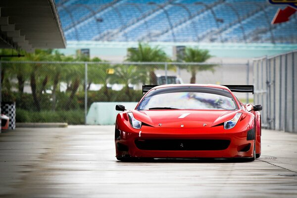 Roter Ferrari mit Achtzylinder-Motor