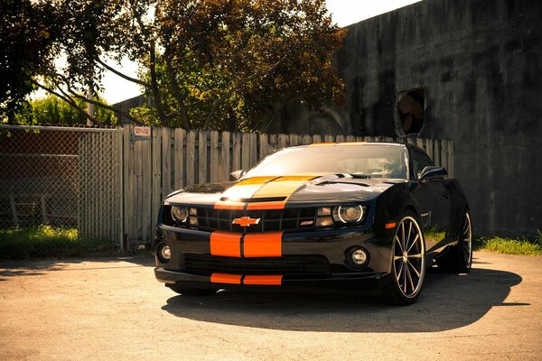 Chevrolet Camaro negro con rojo, vista frontal