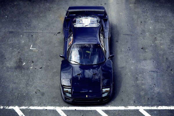 Voiture bleue sur fond gris