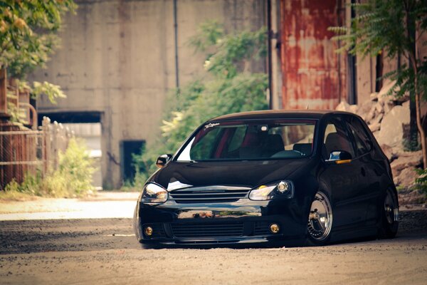 Belle voiture noire sur le chantier de construction