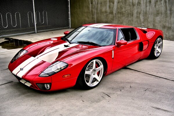 Voiture de sport rouge chic Ford gt