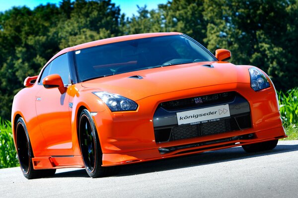 Nissan color naranja alegre