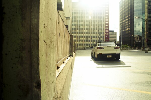 Lancer sur le parking près du mur dans la ville