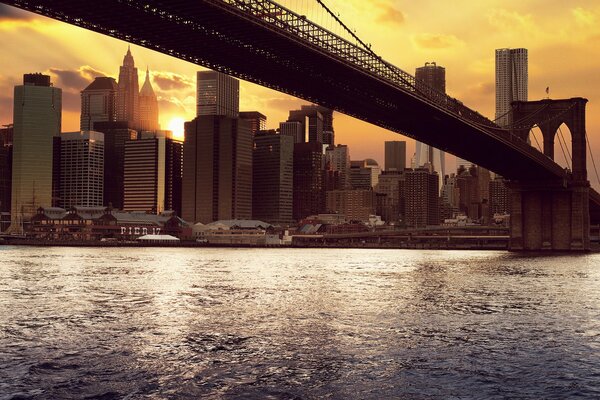 Grattacieli al tramonto con vista sul ponte