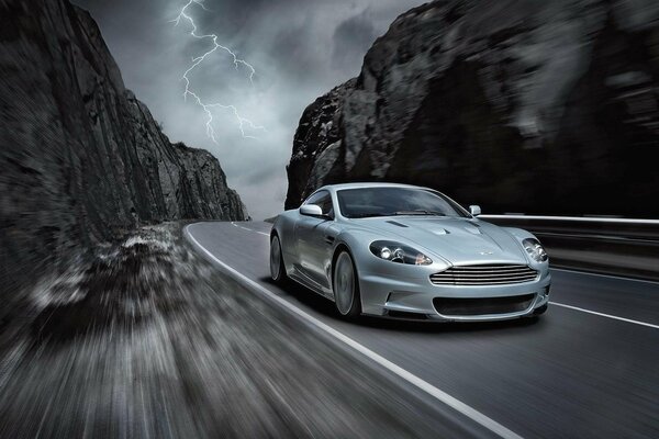 Aston martin dbs Foto mit Geschwindigkeit