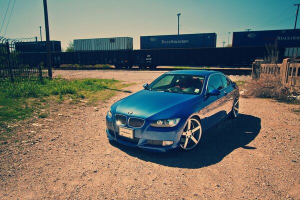 Blauer BMW auf der Bahn neben den Vogelsangern