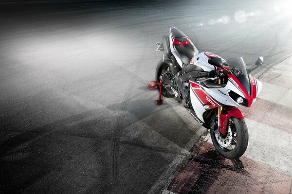 Moto blanche et rouge sur la piste