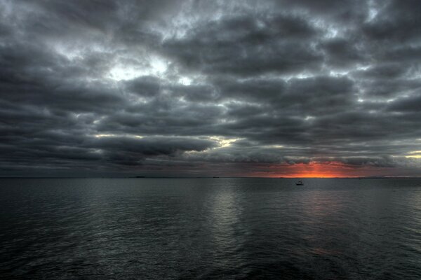 Puesta de sol de plomo sobre un mar tranquilo