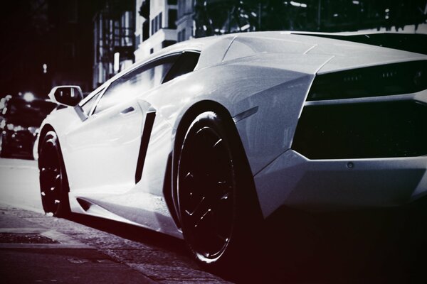 Bianco Mostro Lamborghini Aventador in strada