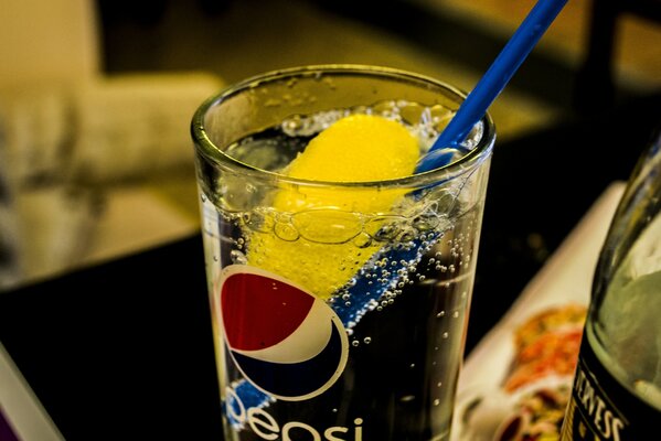 Limonata fredda in un bicchiere di Pepsi