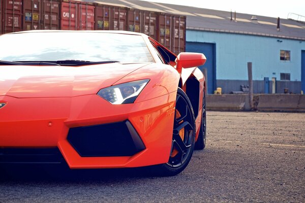 Roter Supersportwagen der Marke lamborghini aventador lp700-4