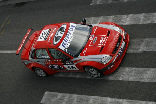 Sport automobile rouge sur la piste