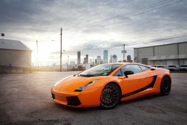 Lamborghini Gallardo arancione sullo sfondo del magazzino