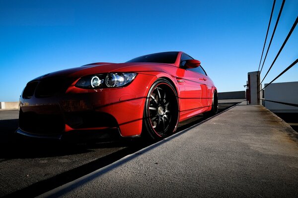 La BMW Coupé serie 3 sembra molto impressionante in rosso