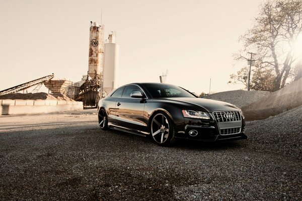 Sintonizzato Audi sullo sfondo della fabbrica