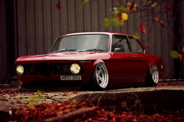 BMW rojo subestimado en el Camber