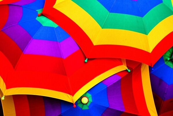 Rainbow colors on the umbrella, the bulge of the spokes