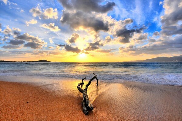 Urlaub am Meer im Sand liegen