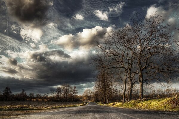 Ungewöhnliche Herbstwolken über der Straße