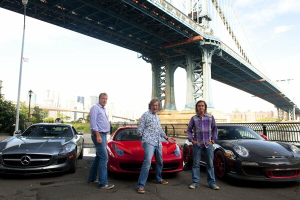 Los hombres en el fondo de los coches bajo el puente