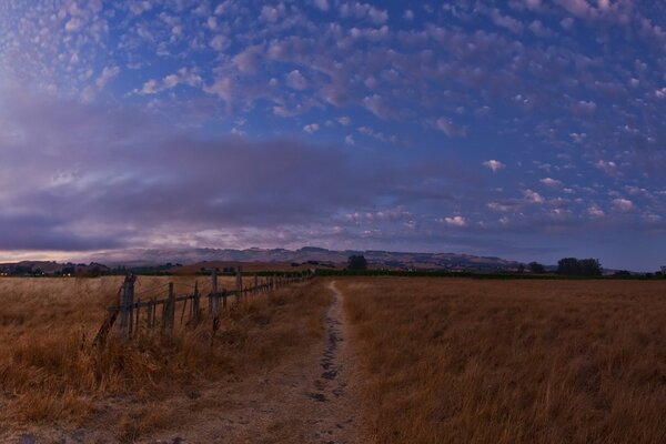 Wanderweg in den Abendhimmel in den Wolken