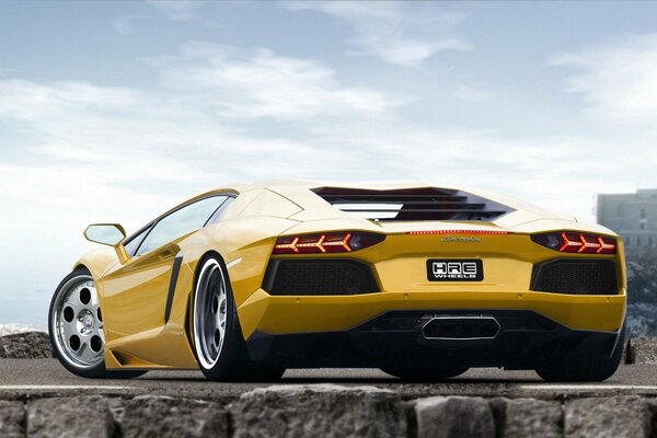 Hermoso deportivo amarillo Lamborghini Aventador con Llantas brillantes