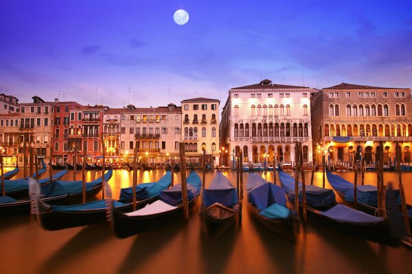 Venedig im Mondlicht mit Booten