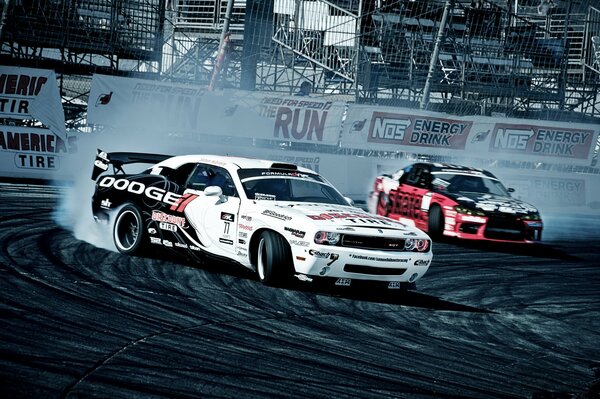 Dodge challenger esquivé avec de la dérive et de la fumée de la Nissan silvia devant les tribunes de la compétition