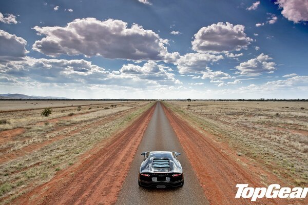 Lamborghini Aventador fährt in den Horizont