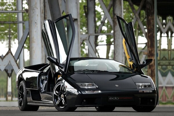 Lamborghini Diablo nero con porte aperte