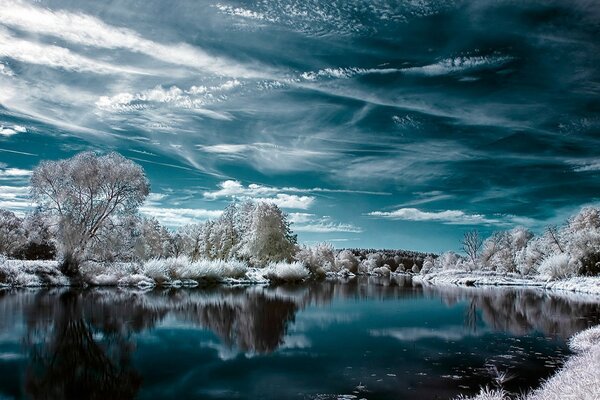 Die Schönheit des Sees im Winter