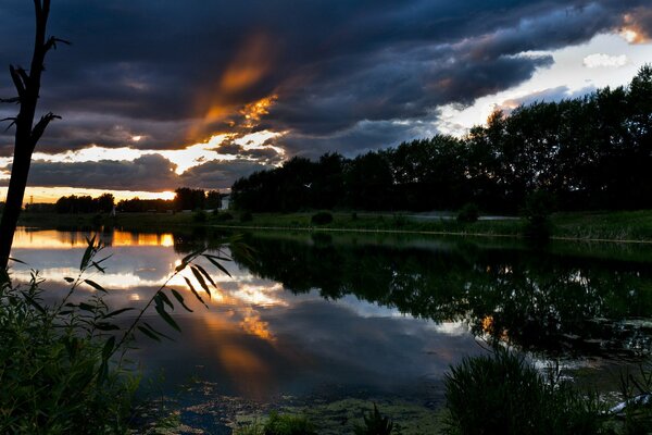 Nubes de tormenta sobre el lago por la noche