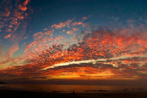 Tramonto sanguinoso sulla distesa di mare