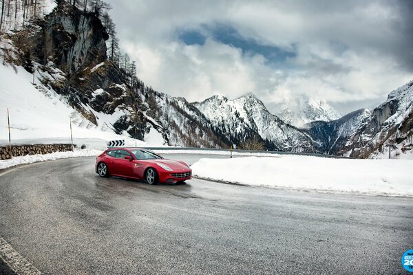 Ferrari entra in curva.. Da qualche parte in montagna nella marcia più alta