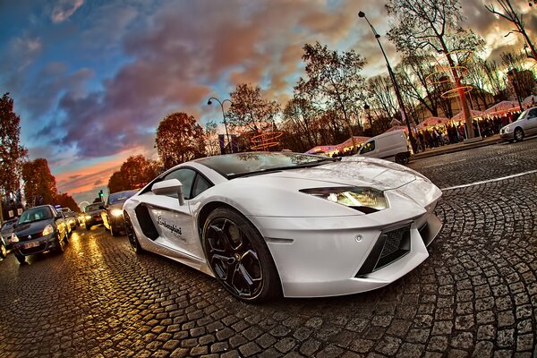 Lamborghini avendator dans les rues de Paris