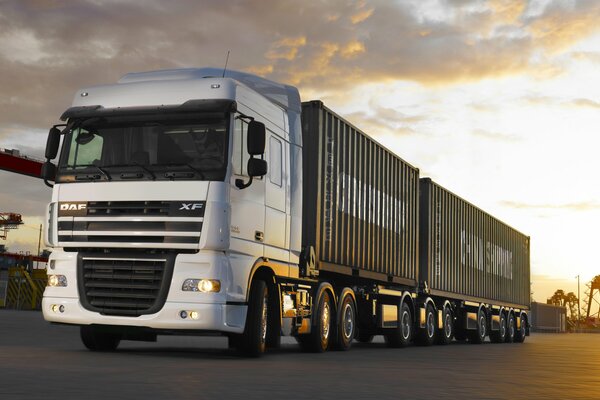 The DAF truck is on a flight, delivering containers