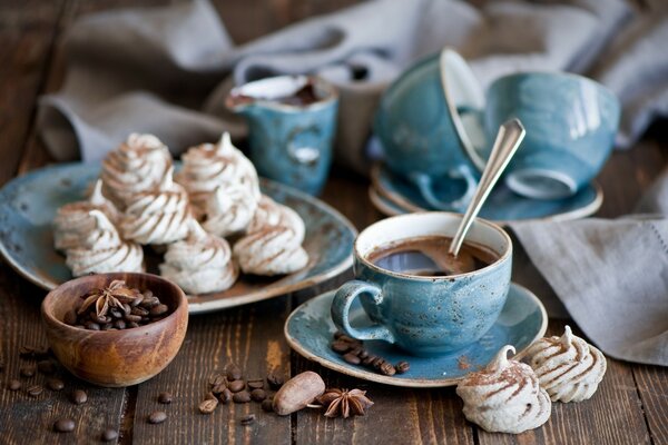 Frisch gemahlener Kaffee mit dem Zusatz von Anis in einer schönen Schüssel