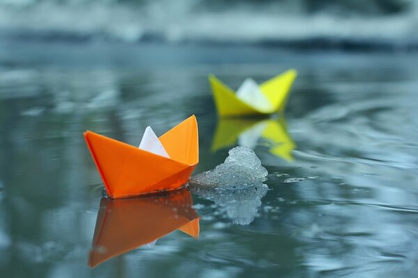 Papierboote segeln auf dem Wasser