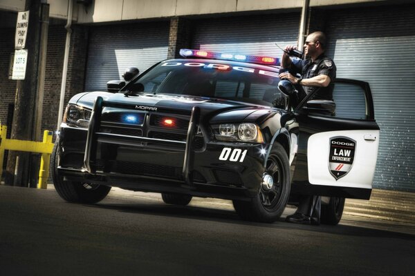 Voiture de police super rapide dans la ville