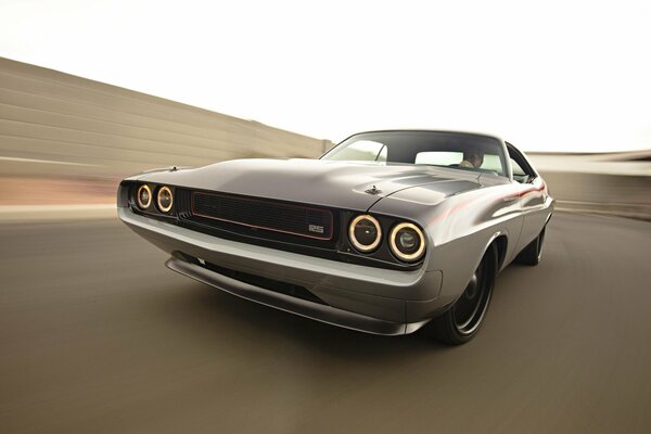 Challenger, od roadster shop na tle nieba