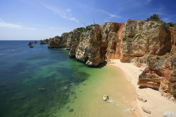 En la orilla del mar I rocas, arena