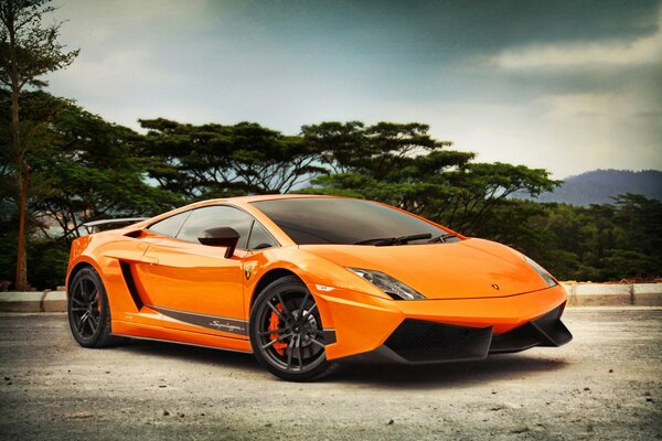 Orange Lamborghini mit schwarzen Scheiben