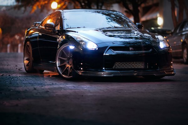 Bleu foncé Nissan GTR tuning Jantes dans la rue