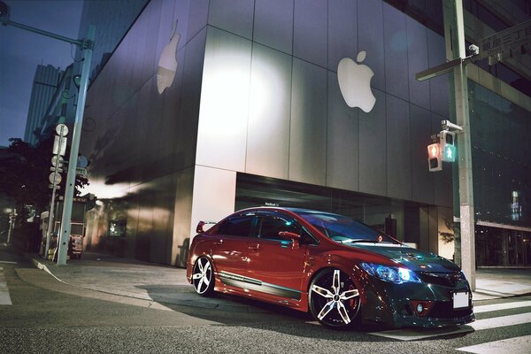 Honda civic in draußen in der Stadt am Abend